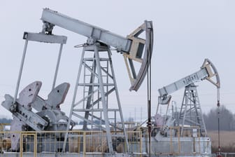 Ein Ölfeld in Russland: Das Land will seine Förderung auf eigene Faust verringern.
