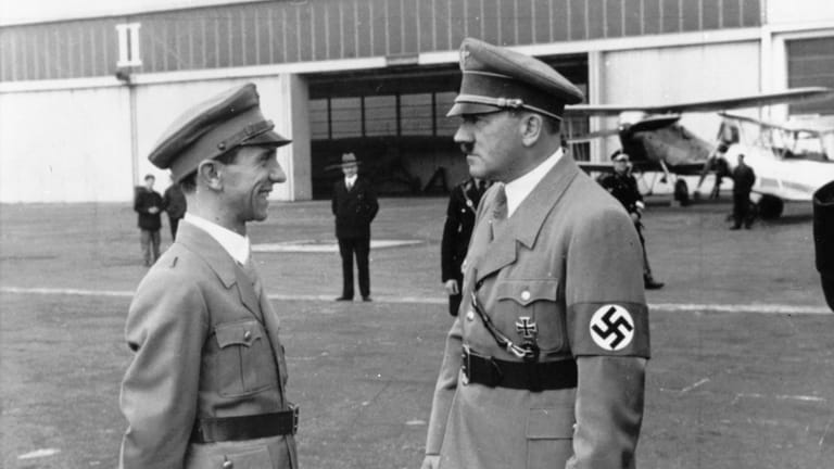 Adolf Hitler und Joseph Goebbels 1934: Der Propagandist bewunderte der "Führer".