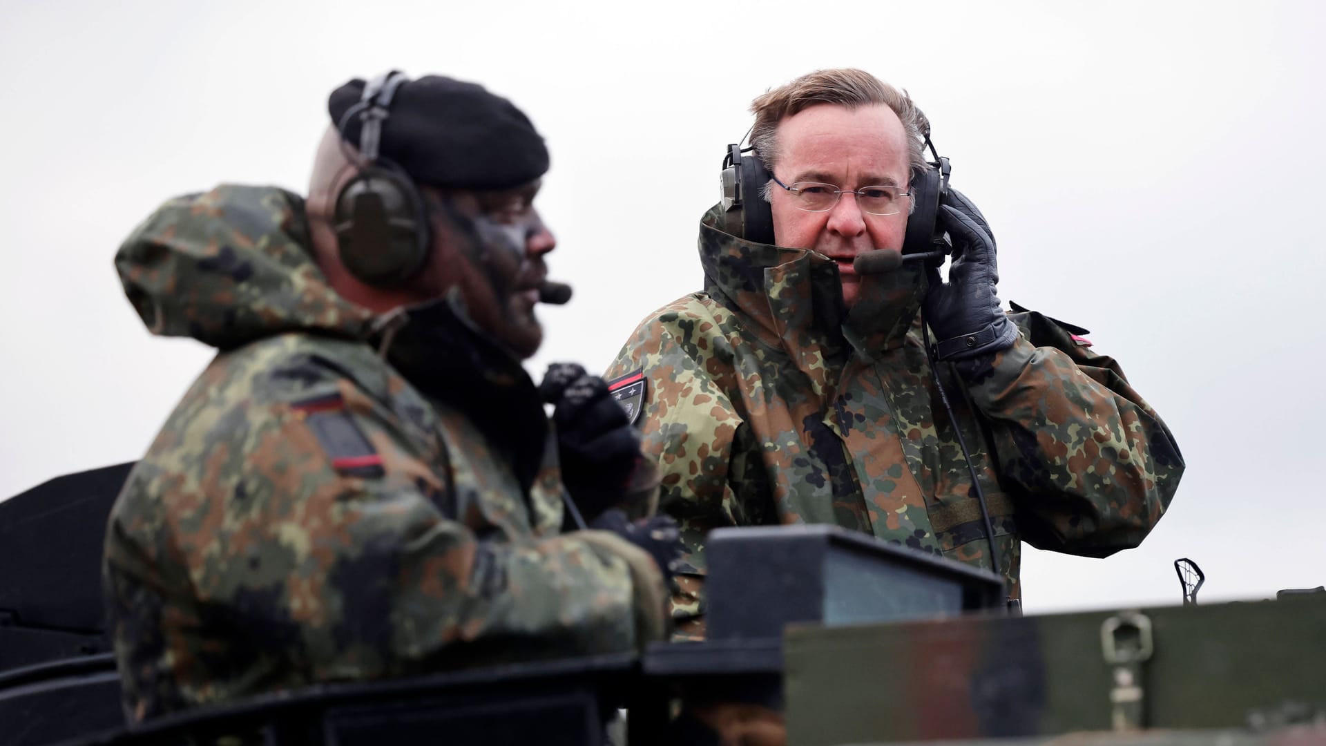 Bundesverteidigungsminister Boris Pistorius fährt auf einem Leopard 2 A6 (Archivbild).