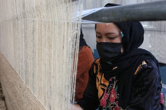 Frau, die in Kabul an einem Teppich arbeitet: Die wirtschaftliche Situation in Afghanistan und die Lage der Frauen haben sich seit der Machtübernahme der Taliban massiv verschlechtert.