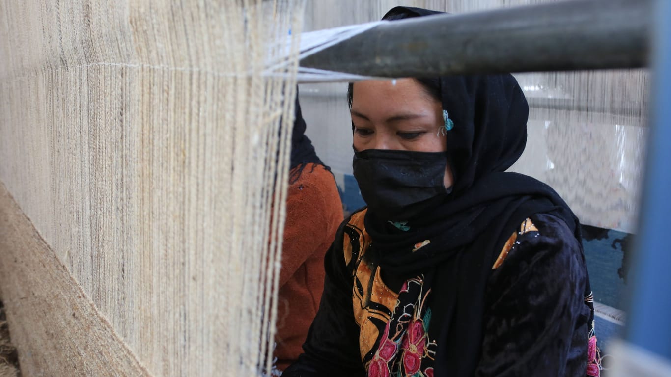 Frau, die in Kabul an einem Teppich arbeitet: Die wirtschaftliche Situation in Afghanistan und die Lage der Frauen haben sich seit der Machtübernahme der Taliban massiv verschlechtert.