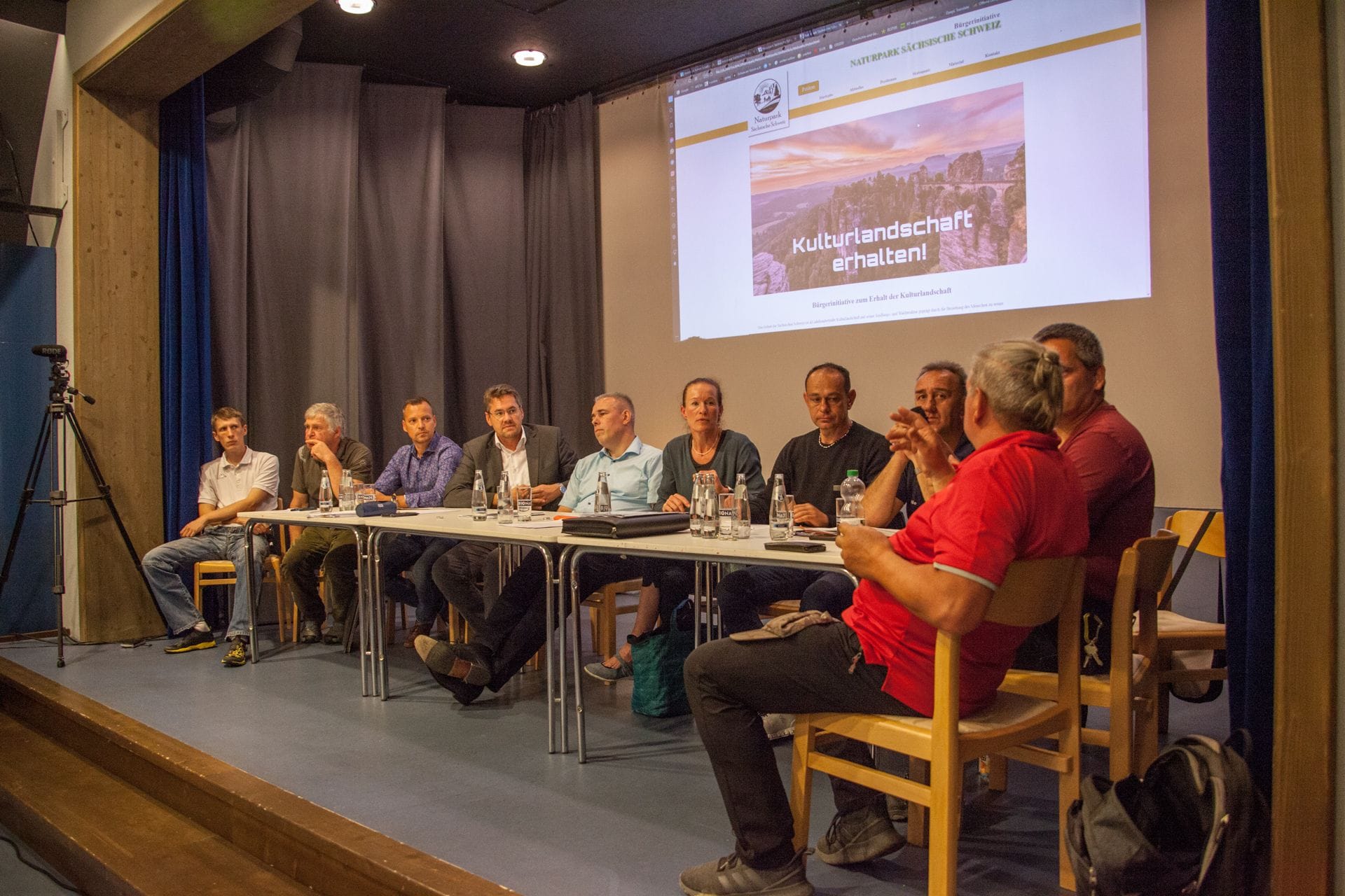 Die Bürgerinitiative Naturpark Sächsische Schweiz bei einer Podiumsdiskussion in Hohnstein im September: In der Mitte Sprecherin Hanka Owsian.