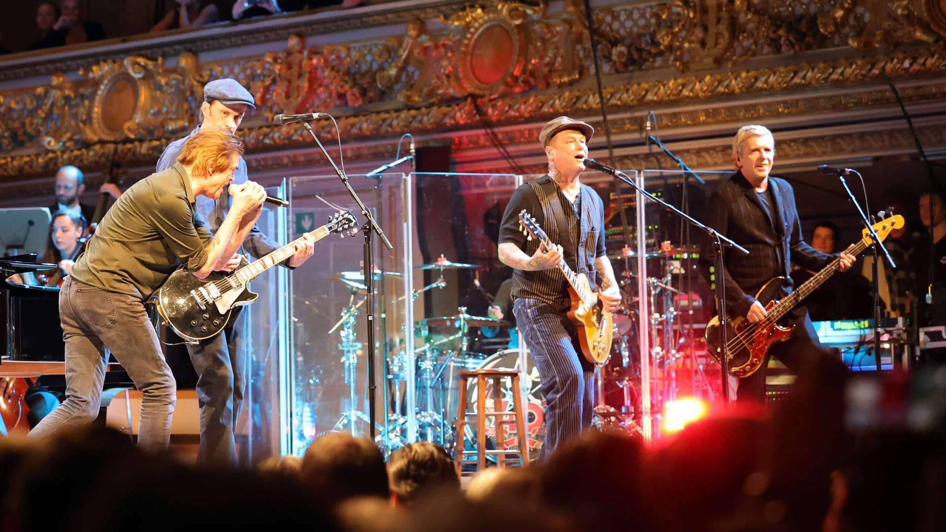 Die Toten Hosen während eines Auftritts: Zusammen mit den Donots und Thees Uhlman spielt die Band ein Benefizkonzert für die Erdbebenopfer. Die Toten Hosen während eines Auftritts: Zusammen mit den Donots und Thees Uhlman spielt die Band ein Benefizkonzert für die Erdbebenopfer.