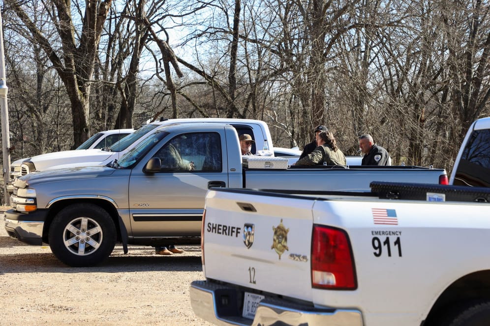 Polizeifahrzeuge am Ort des Geschehens: In einem kleinen Ort in Mississippi sind sechs Menschen erschossen worden.