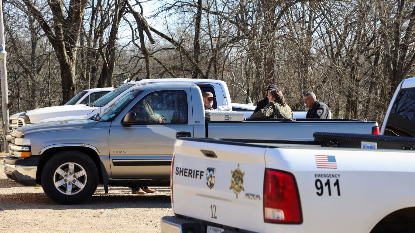 Polizeifahrzeuge am Ort des Geschehens: In einem kleinen Ort in Mississippi sind sechs Menschen erschossen worden.