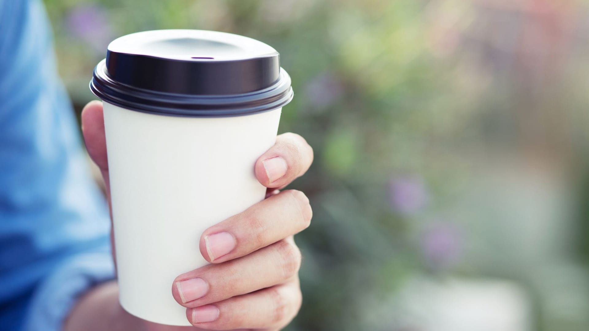 Coffee-to-Go: Der Deckel muss richtig auf dem Becher stecken.