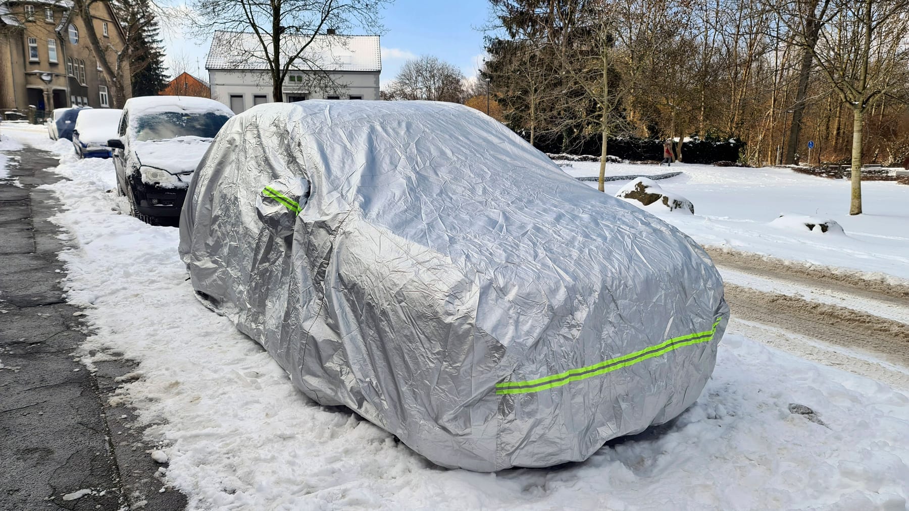 Parken im Winter: Pkw-Schutz und Planen gegen den Schnee? Bußgelder drohen