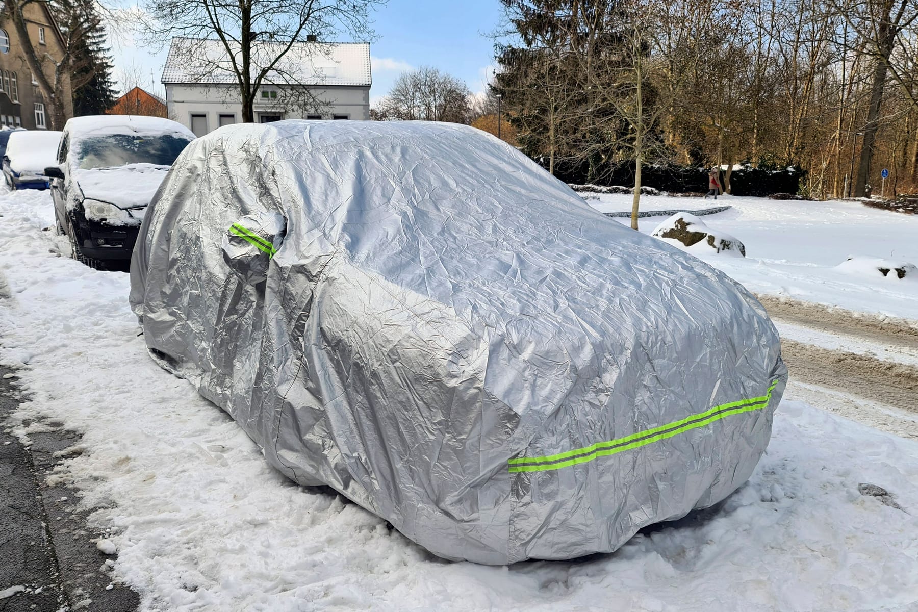 https://images.t-online.de/2023/02/6oBwslVBQmh9/310x0:3380x2253/fit-in/__WIDTH__x0/auto-unter-schutzplane-am-verschneiten-strassenrand-im-winter-deutschland-car-under-tarpaulin-on-snow-covered-roadside-in-winter-germany-blws639685-car-under-tarpaulin-on-snow-covered-roadside-in-winter-germany-blws639685-copyright-xblickwinkel-fotototox.jpg