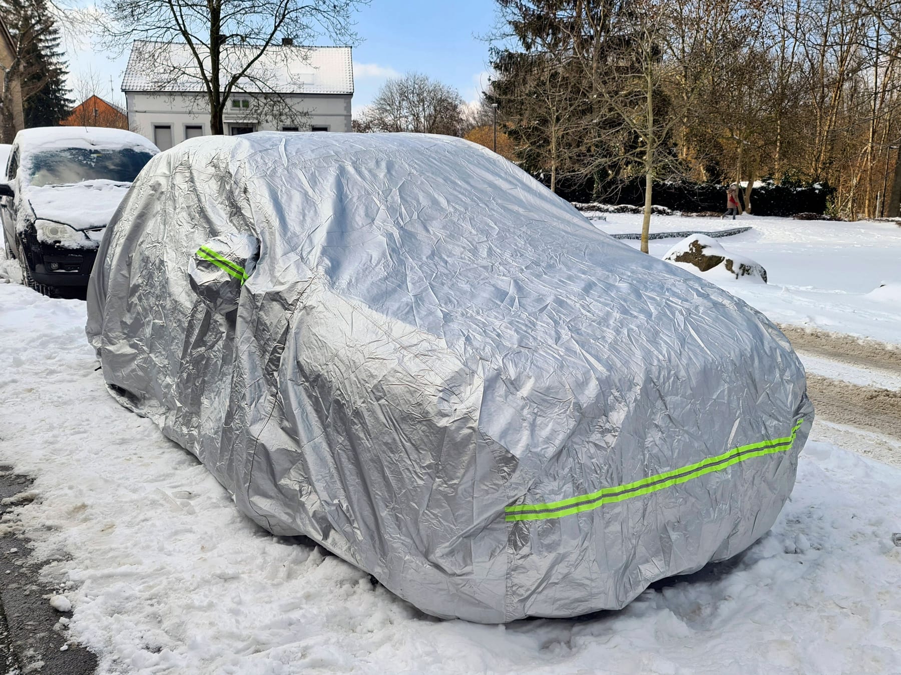 Befestigen einer Frostschutz-Plane am Auto nicht unfallversichert