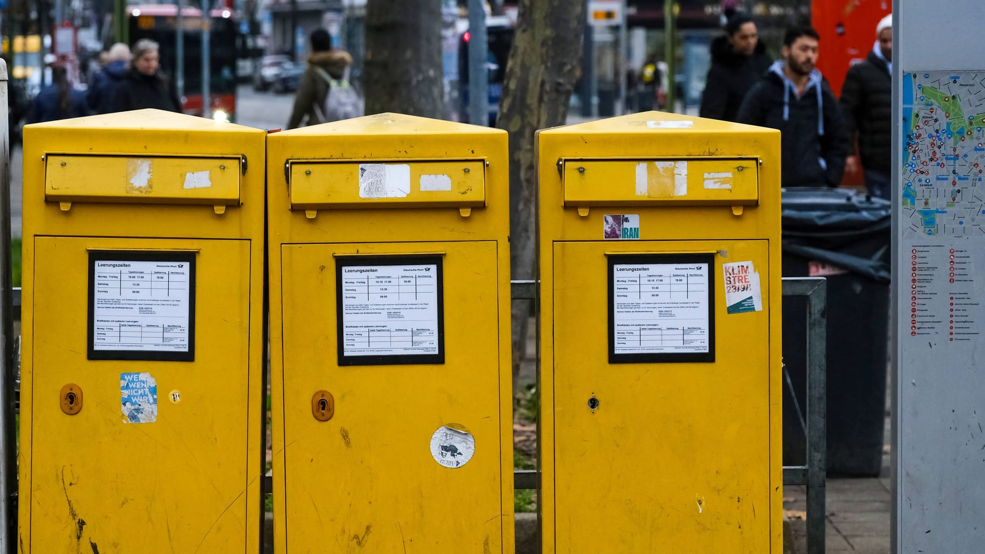 Drei Briefkästen der Deutschen Post (Symbolbild): Die Preise für die Briefzustellung könnten sich bald ändern.