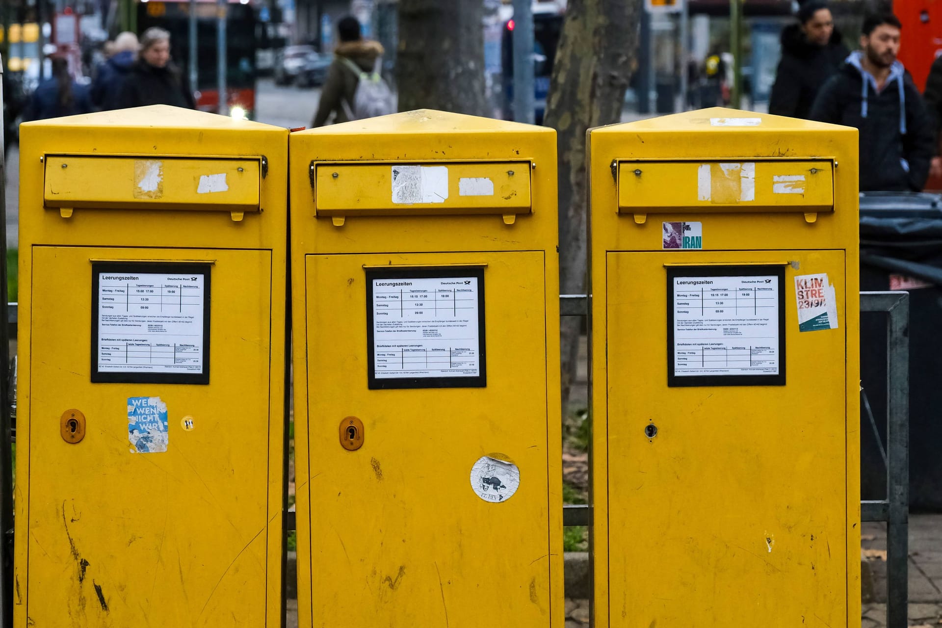 Drei Briefkästen der Deutschen Post (Symbolbild): Die Preise für die Briefzustellung könnten sich bald ändern. Drei Briefkästen der Deutschen Post (Symbolbild): Die Preise für die Briefzustellung könnten sich bald ändern.