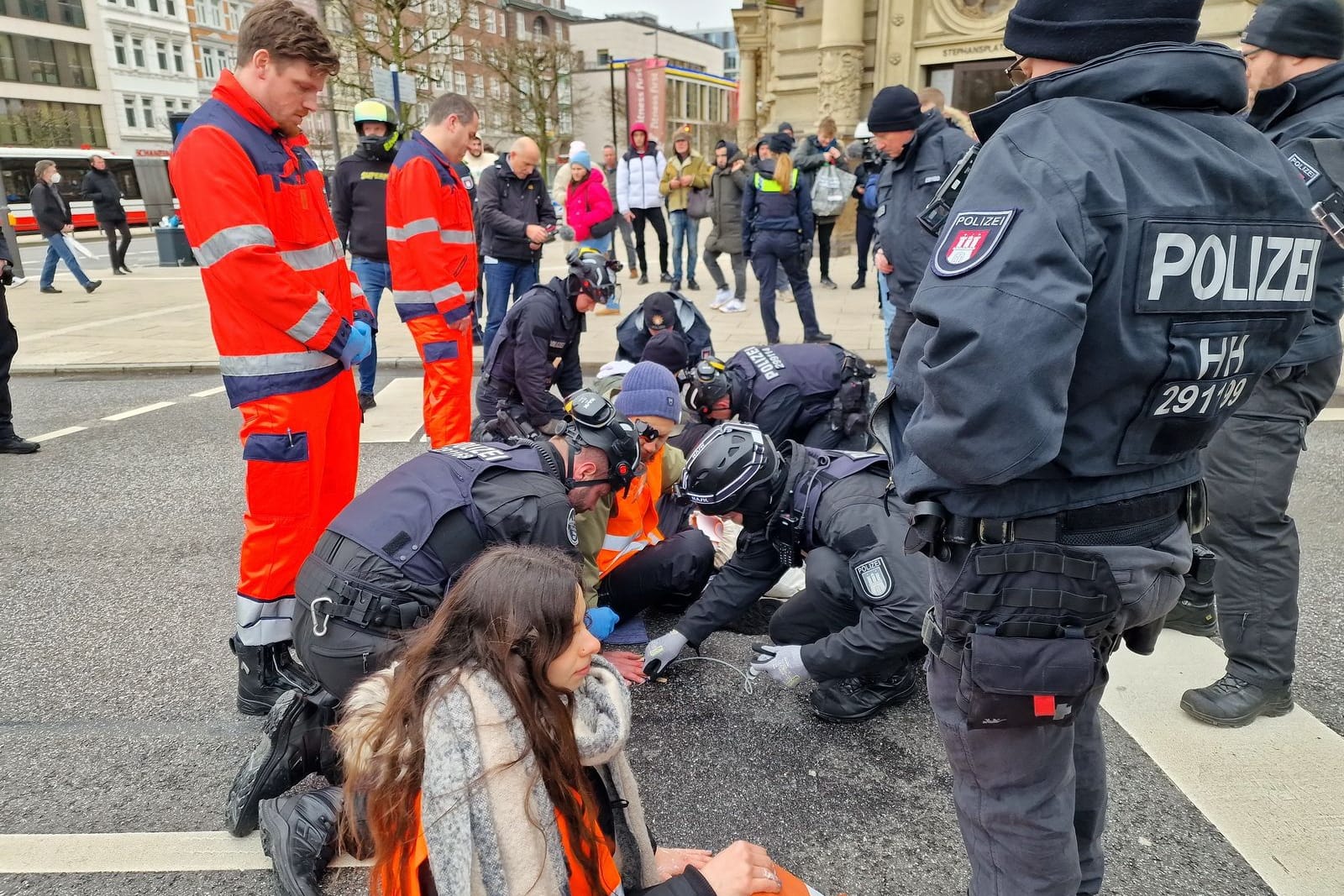 Klimaaktivisten der "Letzten Generation" haben sich am Gorch-Fock-Wall in Hamburg festgeklebt.