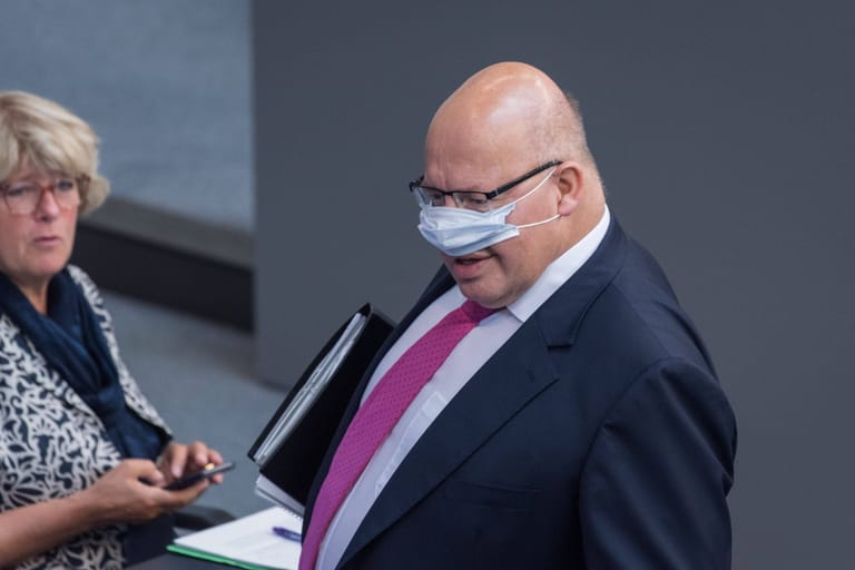Die Masken brachten nicht nur Schutz vor den Corona-Viren: Dem ehemaligen Wirtschaftsminister Peter Altmaier etwa gerieten sie unbeabsichtigt zum Nasenaccessoire.