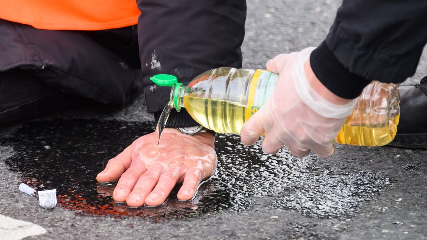 Klimaaktivisten und Speiseöl: Die Polizei könne Klebende meist in 30 bis 90 Minuten von der Straße entfernen.