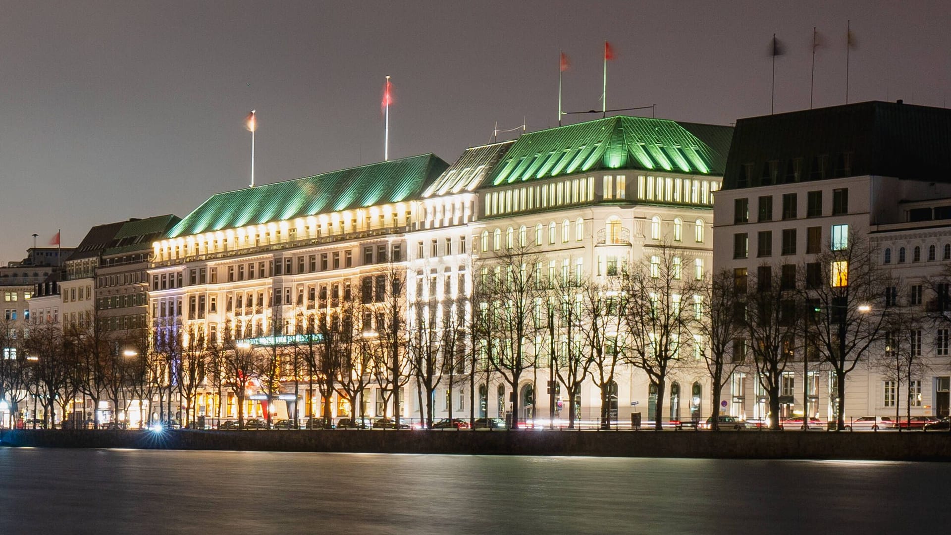 Blick von der Hamburger Binnenalster bei Nacht auf das Hotel Vier Jahreszeiten: