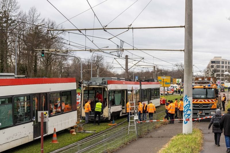 Straßenbahn, die bei einem Zusammenstoß mit einer anderen Bahn auseinandergerissen wurde.