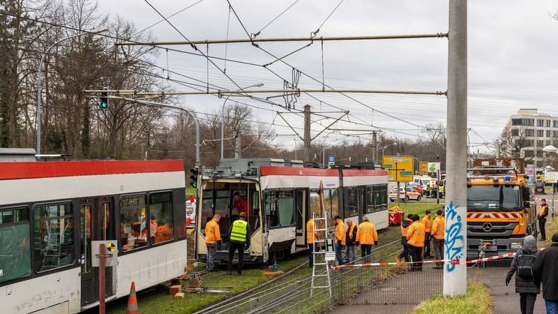 Straßenbahn, die bei einem Zusammenstoß mit einer anderen Bahn auseinandergerissen wurde.