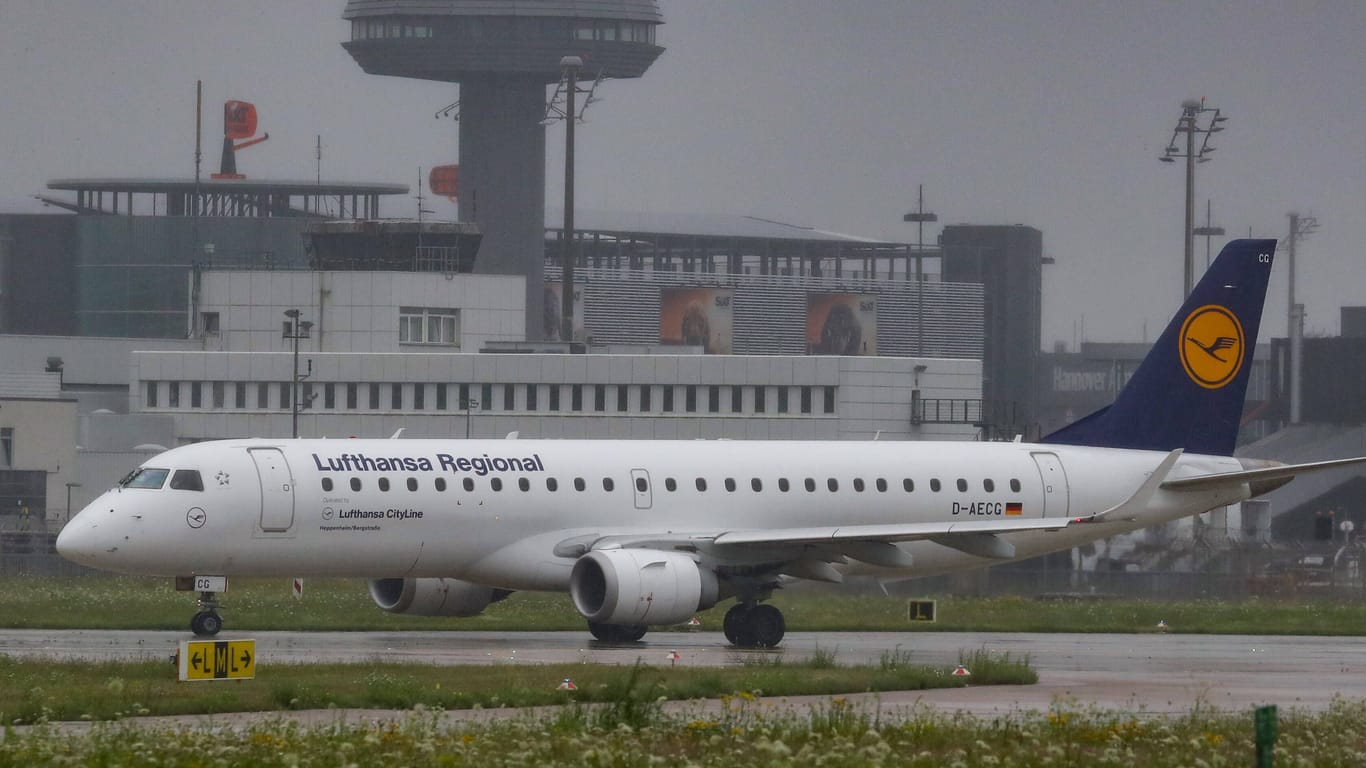 Eine Lufthansamaschine am Flughafen Langenhagen (Archivbild): Eine IT-Panne sorgt derzeit für Flugausfälle bei der Airline.