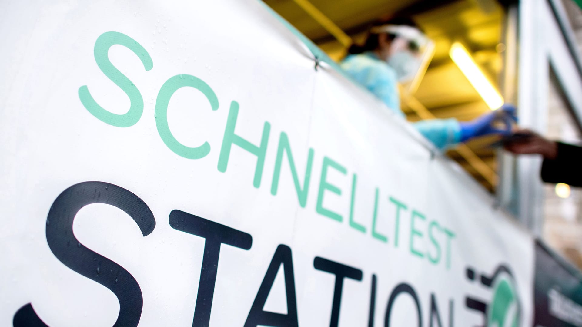 Schnelltest-Station (Symbolbild): Ab März müssen Sie sich nicht mehr testen lassen, wenn Sie jemanden in Kliniken oder Seniorenheimen besuchen.