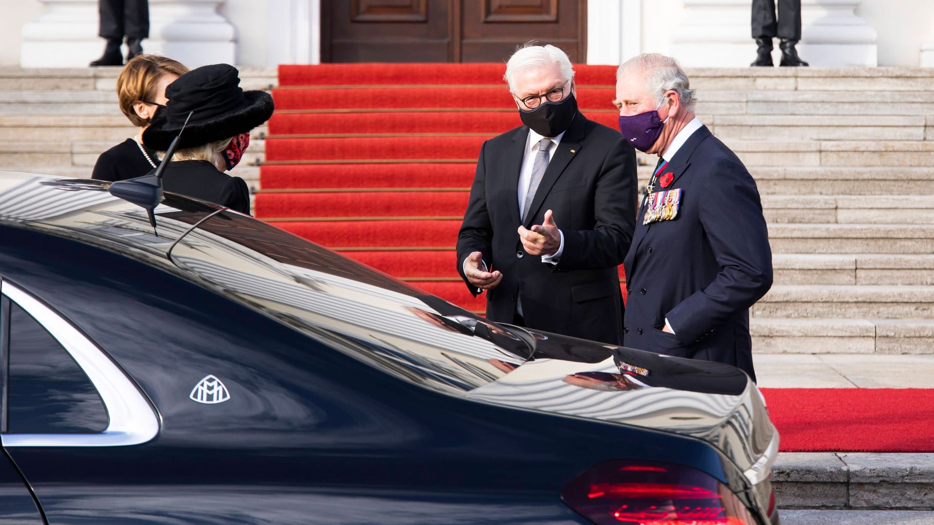 Camilla und Charles bei ihrem Deutschlandbesuch im November 2020 mit Bundespräsident Frank-Walter Steinmeier und dessen Frau Elke Büdenbender.