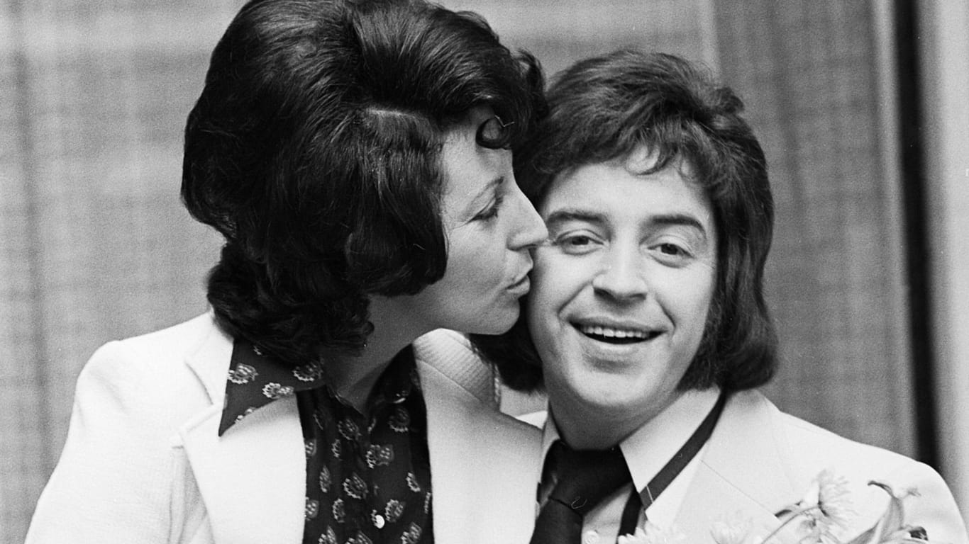 Gaby gibt Tony Marshall 1972 einen Kuss.