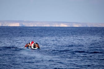 Eine Gruppe von Migranten auf dem Mittelmeer (Archivbild): Vor Lampedusa sind acht Menschen gestorben.