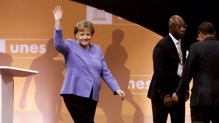 Angela Merkel bei der Preisverleihung: Die Ex-Kanzlerin habe eine "mutige Entscheidung" getroffen.