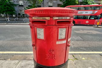 Ein Briefkasten in London (Symbolbild): Ein Brief kam nach mehr als 100 Jahren an.