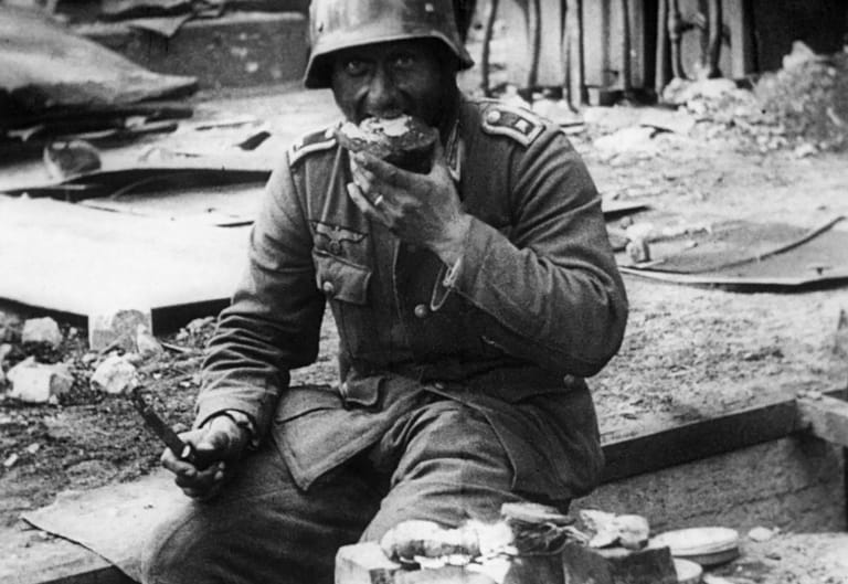 Deutscher Landser in einer Kampfpause in Stalingrad Ende 1942. Am Ende der Schlacht waren mehr als eine Million Menschen tot. Quelle: