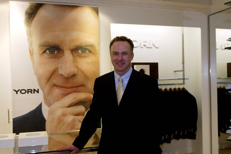 Im Februar 2002 wird Rummenigge zum Vorstandsvorsitzenden der Bayern gewählt. Und hat nebenbei noch Zeit, für Herrenkonfektion einer großen Kaufhauskette zu werben.