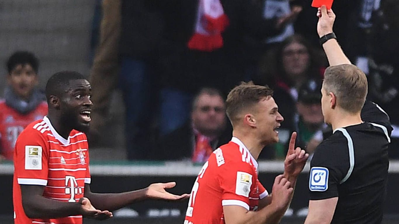 Strittige Szene: Bayerns Upamecano wird im Spiel bei Borussia Mönchengladbach vom Platz gestellt.