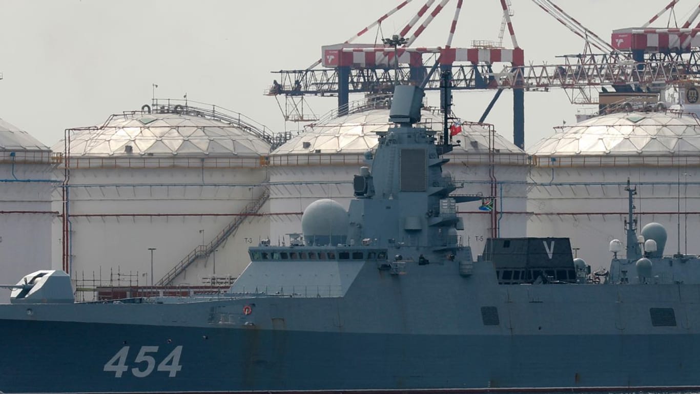 Auf der Seite der russischen Fregatte Admiral Gorschkow ist der Buchstabe "V" aufgemalt: Sie nimmt an einem Manöver mit China teil.