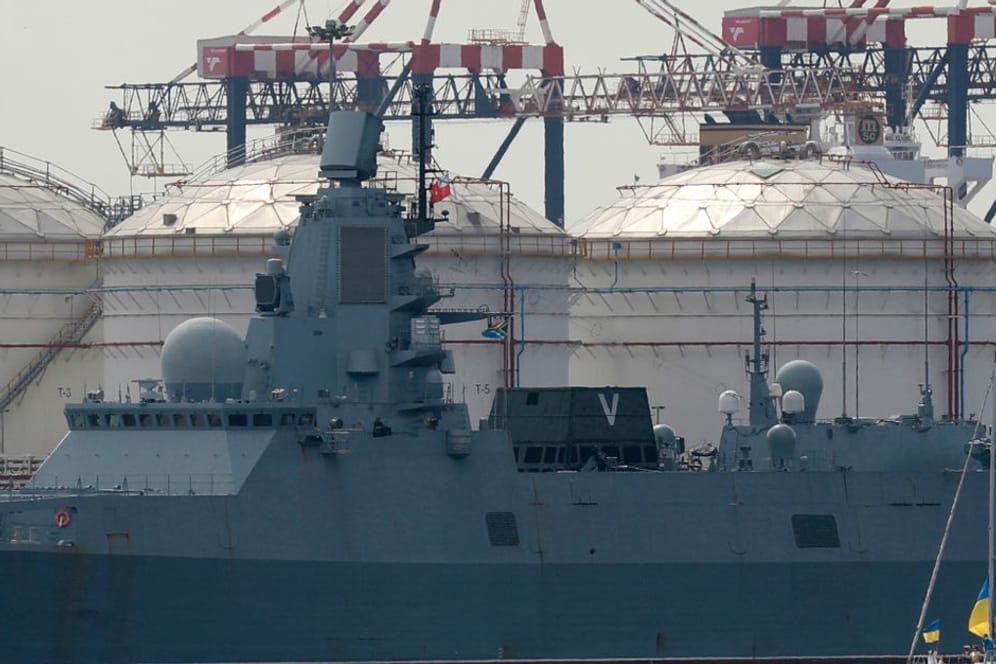 Auf der Seite der russischen Fregatte Admiral Gorschkow ist der Buchstabe "V" aufgemalt: Sie nimmt an einem Manöver mit China teil.