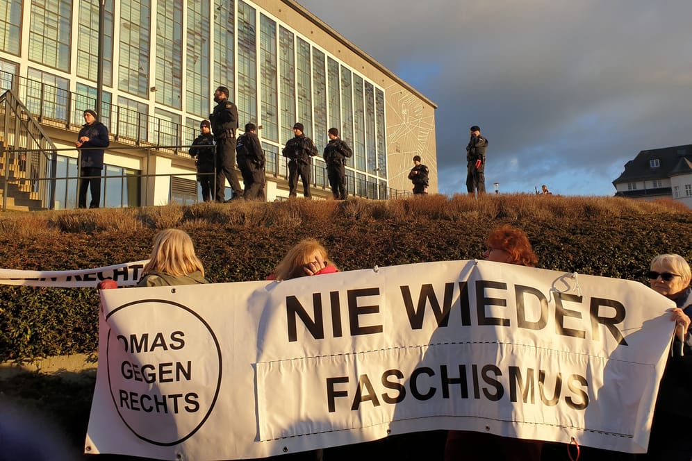 Demonstranten postieren sich bei der Feier zum zehnjährigen Bestehen der AfD in Königstein im Taunus.