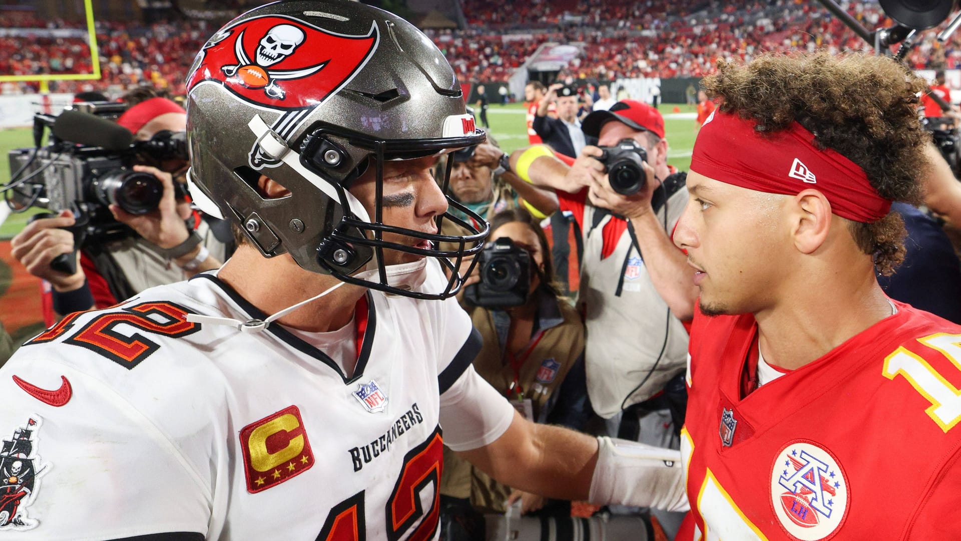 Tom Brady (l.) und Patrick Mahomes: Sie sind zwei Größen des Football-Sports.