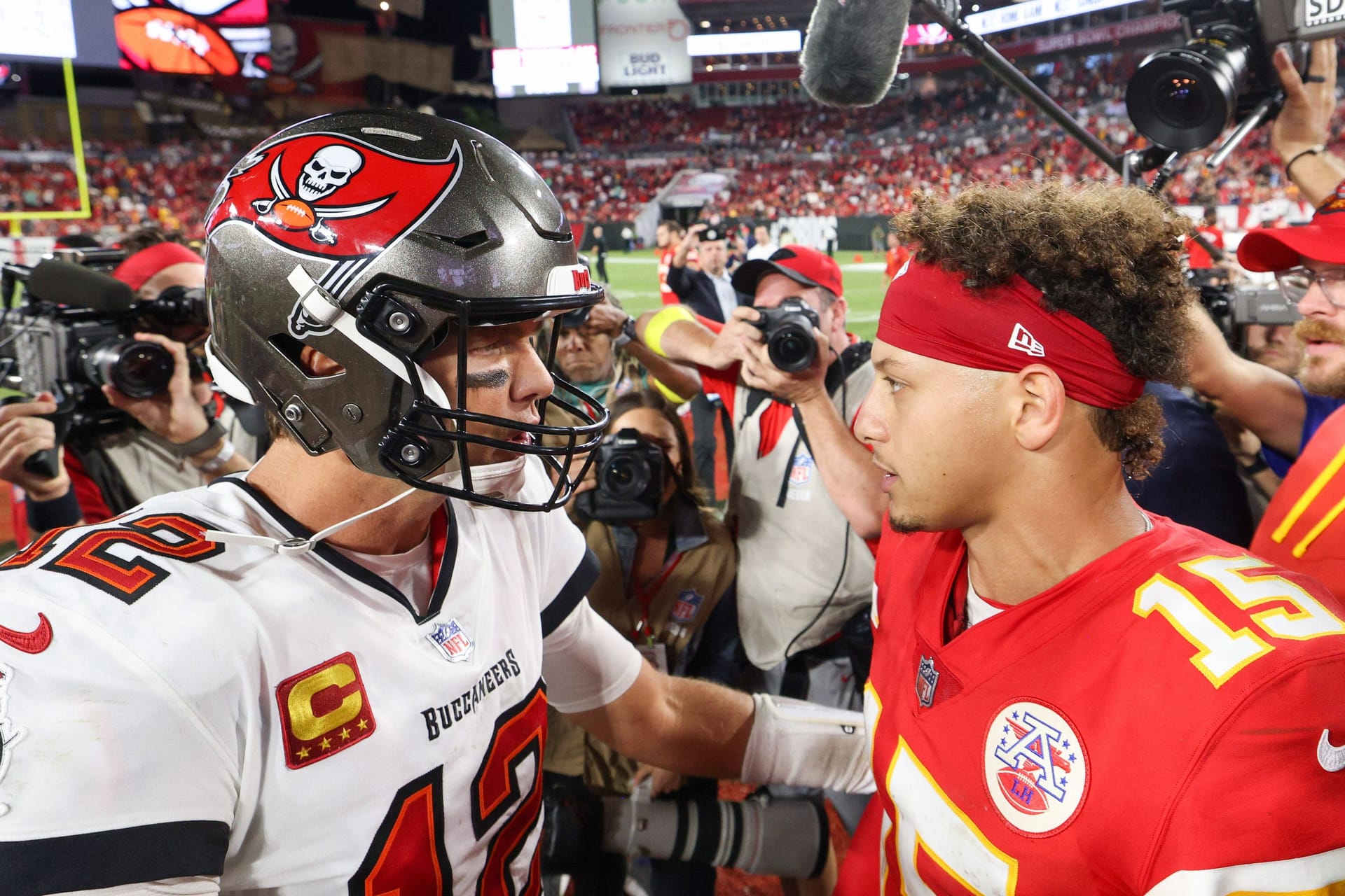 Tom Brady (l.) und Patrick Mahomes: Sie sind zwei Größen des Football-Sports.