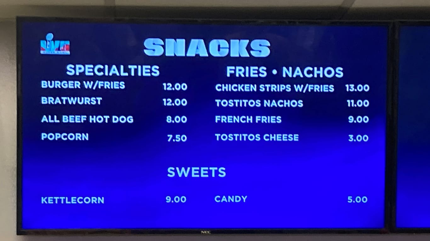 Die Preise am Fast-Food-Stand im Stadion.