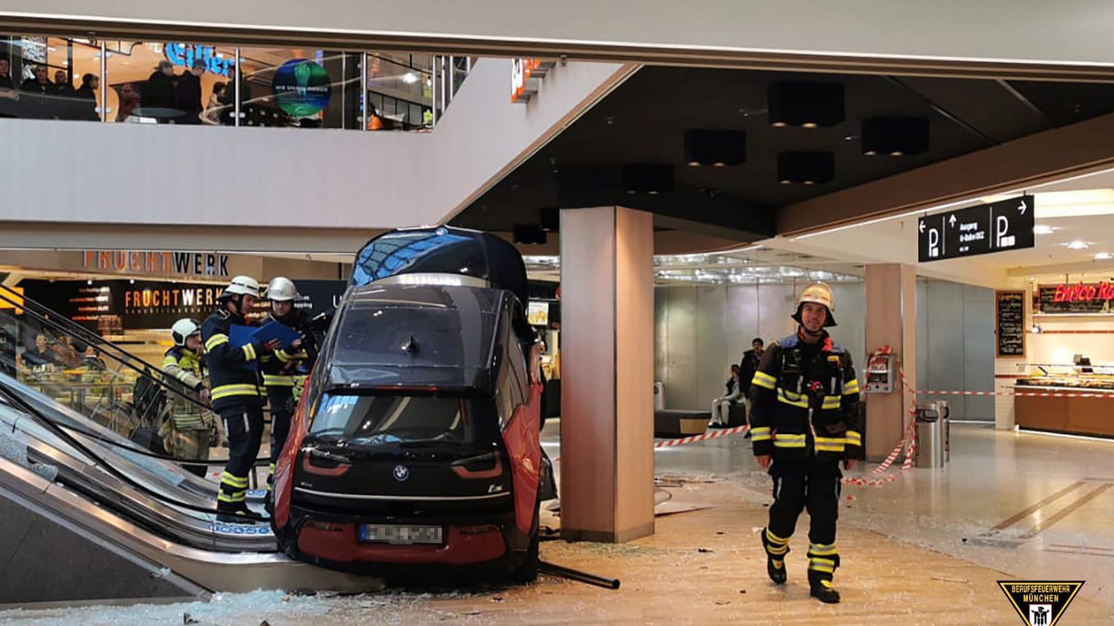 Zwischen Geschäften und Einkaufenden krachte ein BMW gegen die Rolltreppe: Eine Person ist verletzt. Zwischen Geschäften und Einkaufenden krachte ein BMW gegen die Rolltreppe: Eine Person ist verletzt.