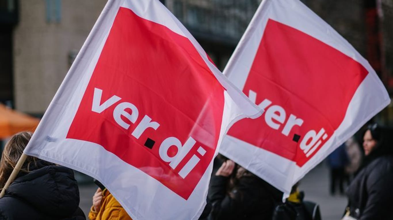 Verdi-Fahnen während einer Demonstration: Die zweite Runde der Tarifverhandlungen finden am 22. und 23. Februar 2023 in Potsdam statt.