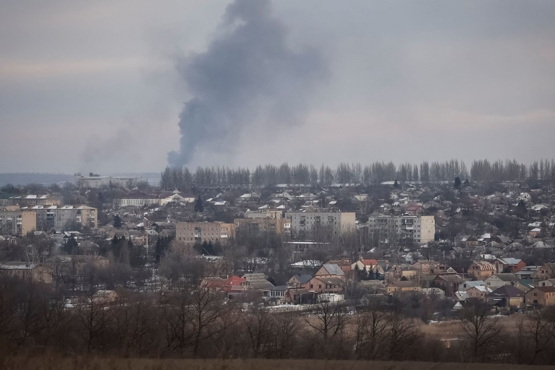 Nach einem russischen Angriff steigt über Bachmut Rauch auf: Im Gebiet Charkiw waren nach ukrainischen Angaben 150.000 Menschen ohne Strom.