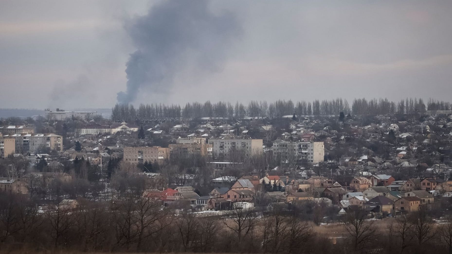 Nach einem russischen Angriff steigt über Bachmut Rauch auf: Im Gebiet Charkiw waren nach ukrainischen Angaben 150.000 Menschen ohne Strom.