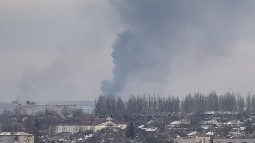 Nach einem russischen Angriff steigt über Bachmut Rauch auf: Im Gebiet Charkiw waren nach ukrainischen Angaben 150.000 Menschen ohne Strom.