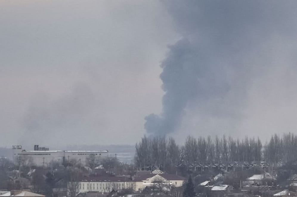Nach einem russischen Angriff steigt über Bachmut Rauch auf: Im Gebiet Charkiw waren nach ukrainischen Angaben 150.000 Menschen ohne Strom.