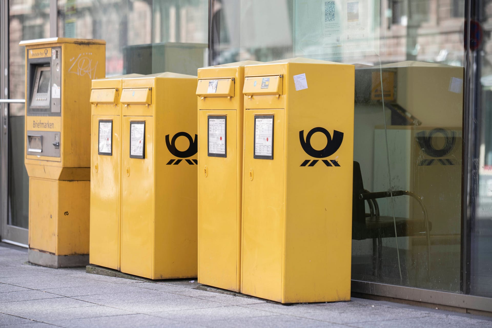 Briefkästen mit dem Logo der Deutschen Post: Die Tarifverhandlungen für rund 160.000 Beschäftigte der Deutschen Post sind gescheitert. Briefkästen mit dem Logo der Deutschen Post: Die Tarifverhandlungen für rund 160.000 Beschäftigte der Deutschen Post sind gescheitert.