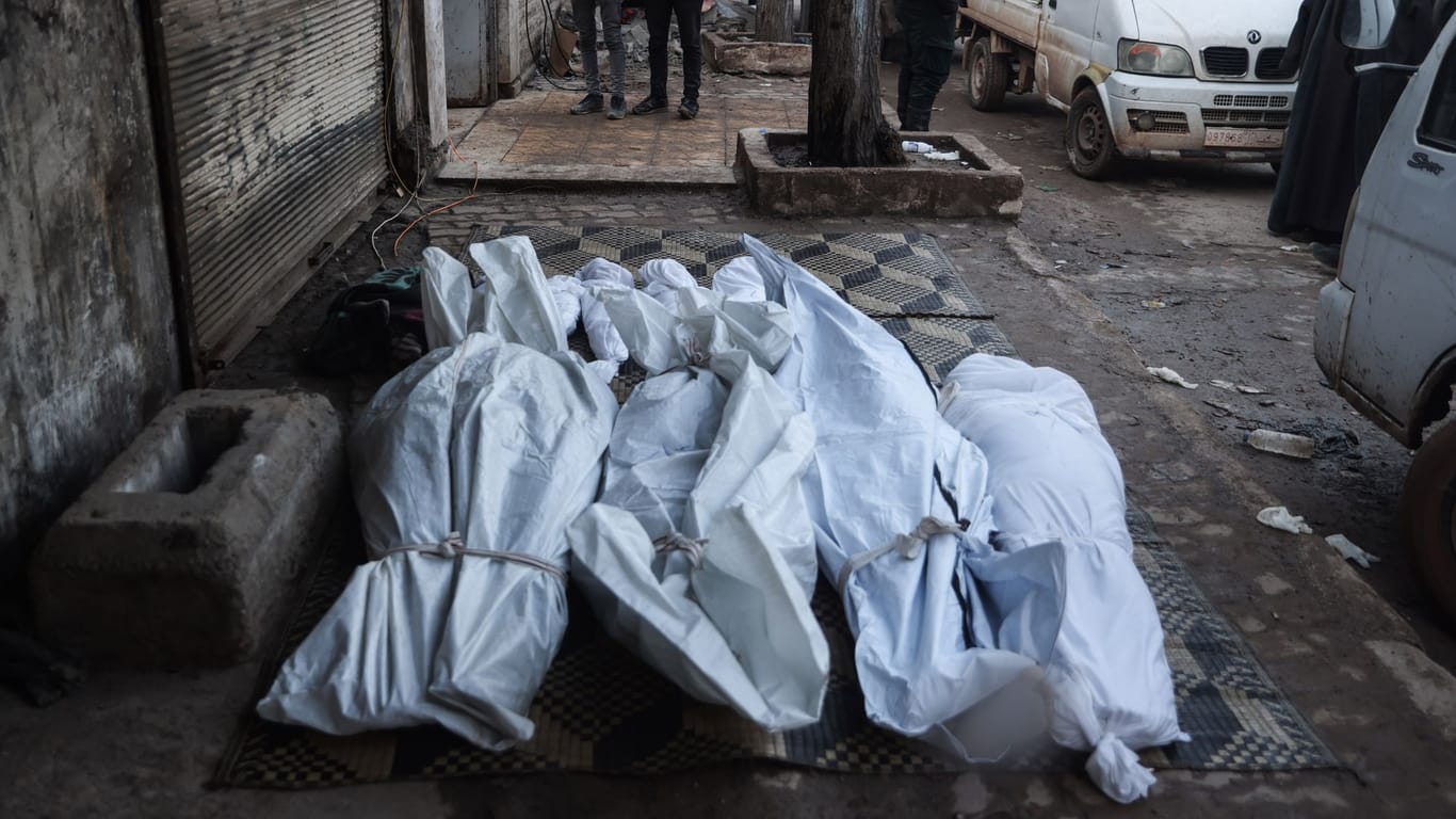 Leichen in Syrien: Tausende Menschen sind bei den Erdbeben gestorben.