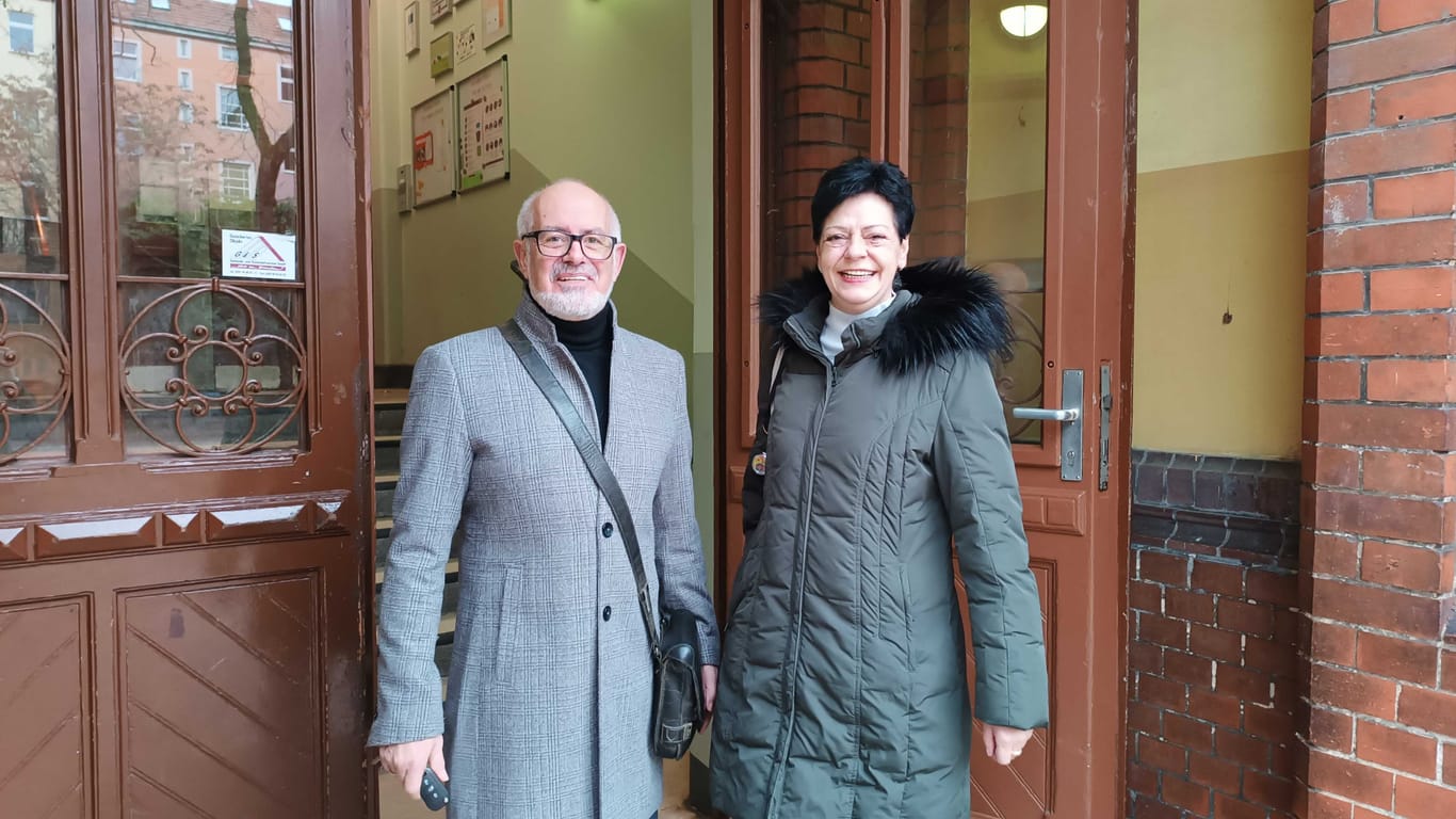 Klaus und Ilona Ibisch vor dem Wahllokal.