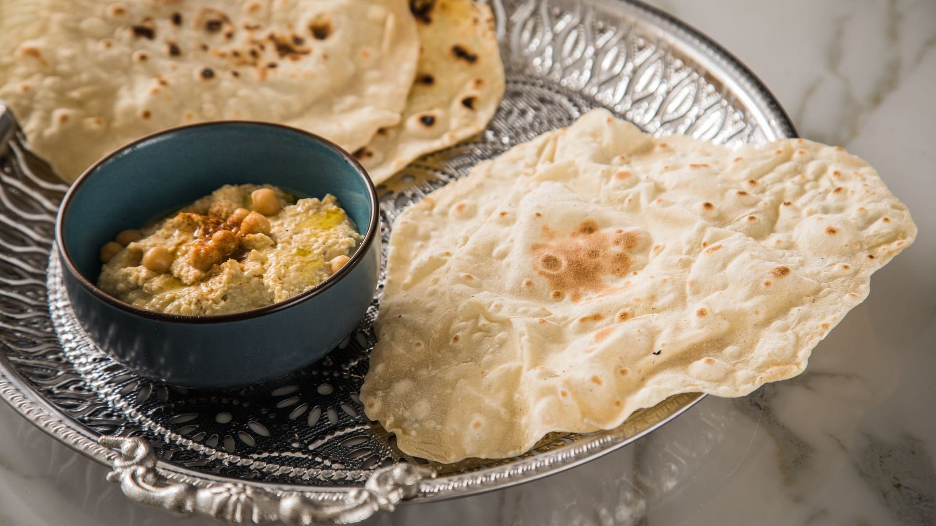 Rohe Kichererbsen vor dem Kochen einweichen