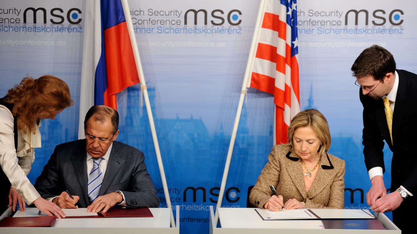 Im Jahr 2011 unterschrieben die damalige US-Außenministerin Hillary Clinton und der russische Außenminister Sergej Lawrow den "New Start"-Vertrag. Nun will Russlands Präsident Putin ihn auf Eis legen.