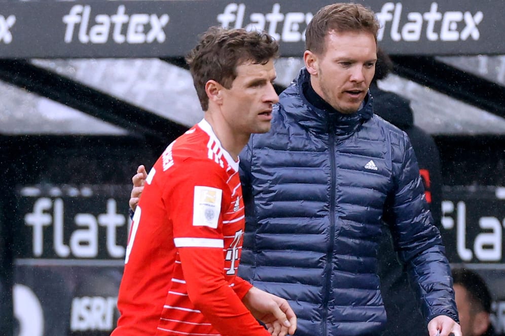 Thomas Müller und Julian Nagelsmann (r.): Der Vizekapitän des FC Bayern wurde in Gladbach nach nur 16 Minuten ausgewechselt.