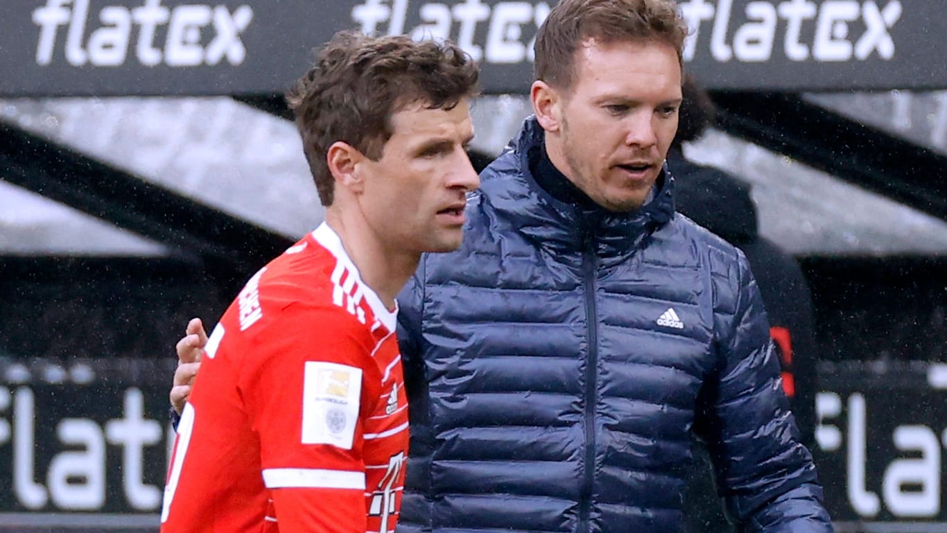 Thomas Müller und Julian Nagelsmann (r.): Der Vizekapitän des FC Bayern wurde in Gladbach nach nur 16 Minuten ausgewechselt.